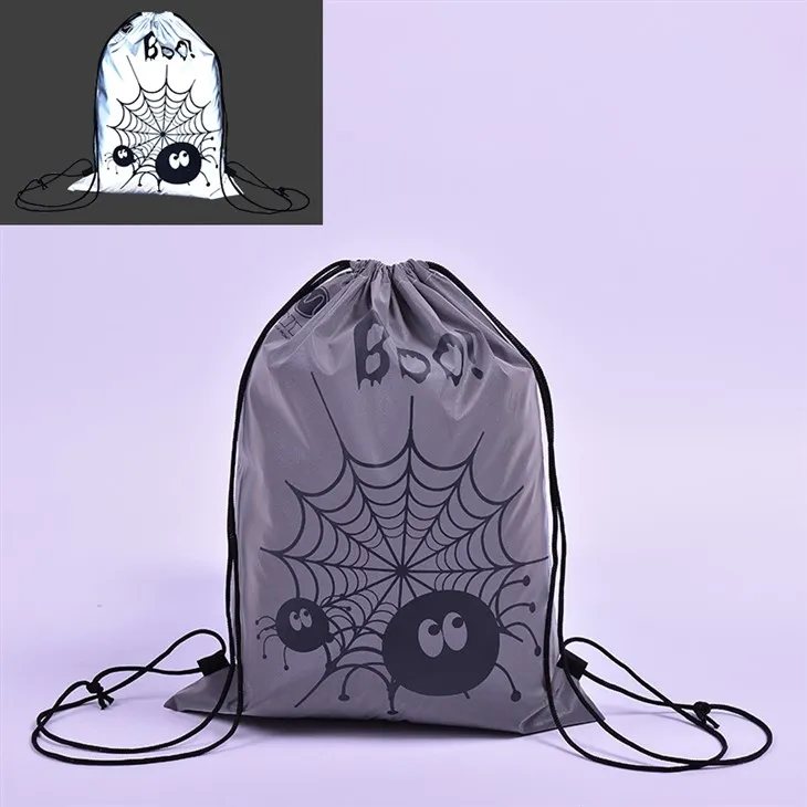 Mugursoma ar atstarotājiem